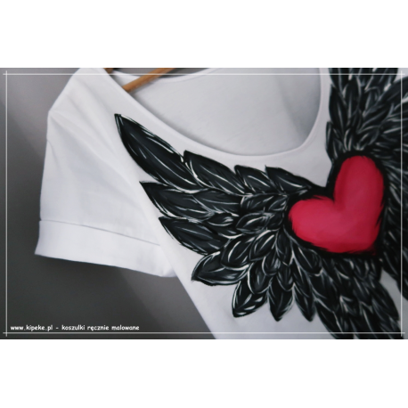 S/M fason: serek - skrzydła + czerwono różowe serce na plecach, przód gładki.