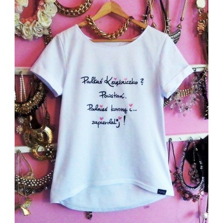 Padłaś Ksieżniczko ? Powstań. Popraw koronę..